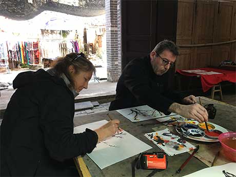 Pintar paisaje y hacer abanico de papel