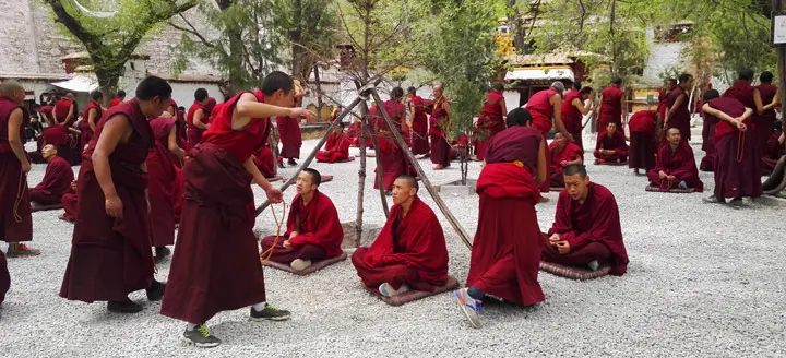 Debate de conocimiento entre los monjes