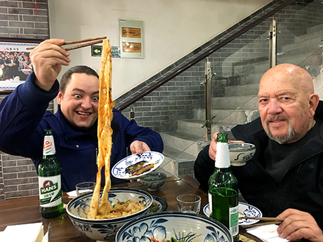 Comer fideos locales en Xi´an