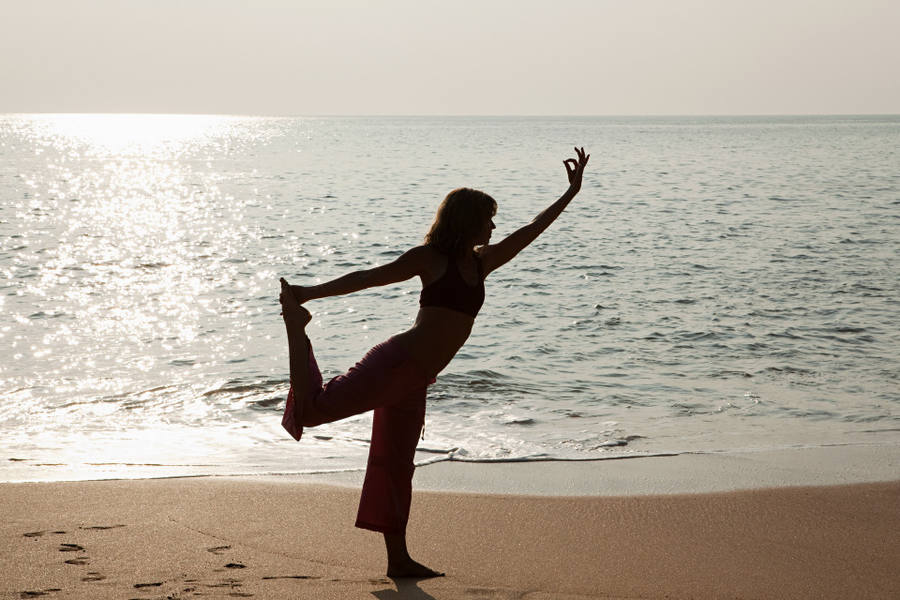 Practicar yoga en playa