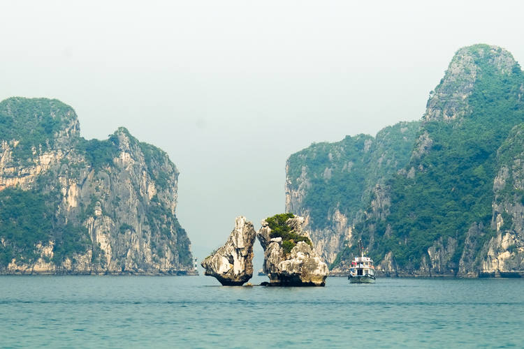 Bahía pintoresca de Halong