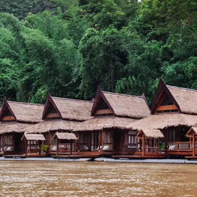 Casa flotante del río Kwai en Kanchanaburi