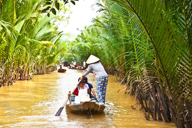 Realice una excursión en sampán por el río Mekong.