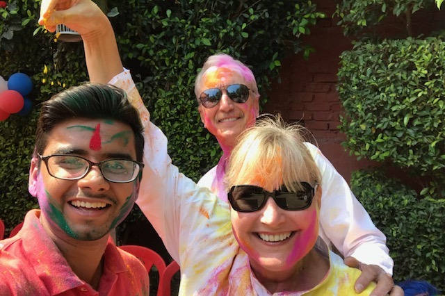nuestro guia y clientes en el festival de Holi