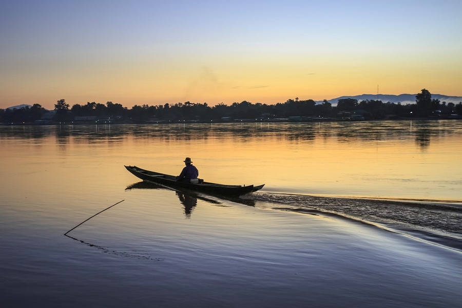 Da un paseo en barco por el río Mekong