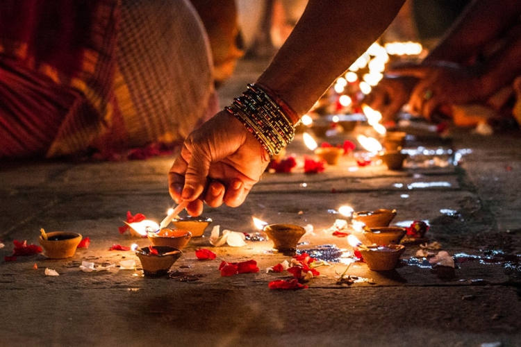 reunion de familia en diwali