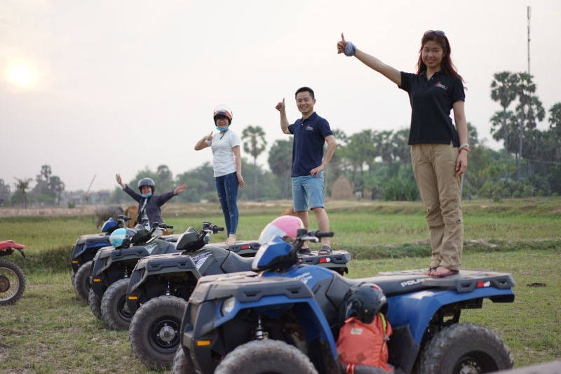 tomar un cuatrimoto en campo de Siem Reap