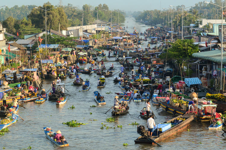 Mercado flotante en el delta del Mekong