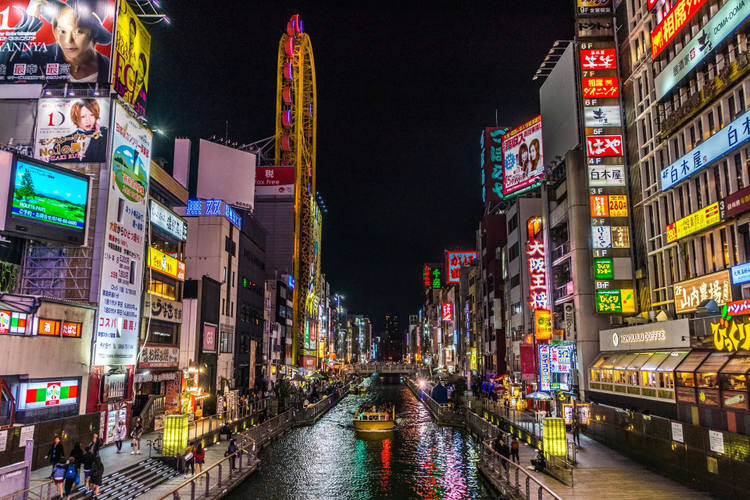 El distrito de canales brillantemente iluminado en Osaka