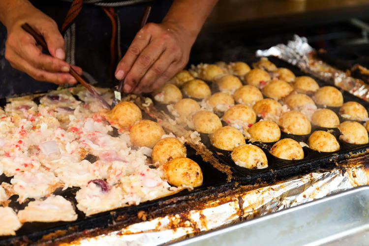 Takoyaki, bolas de pulpo, es una de las comidas más queridas de Osaka