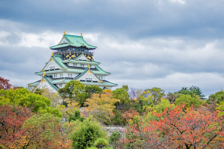 La imponente torre del homenaje del castillo de Osaka