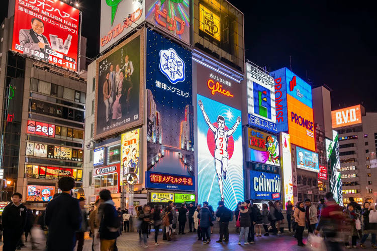 El distrito de Dotonbori por la noche