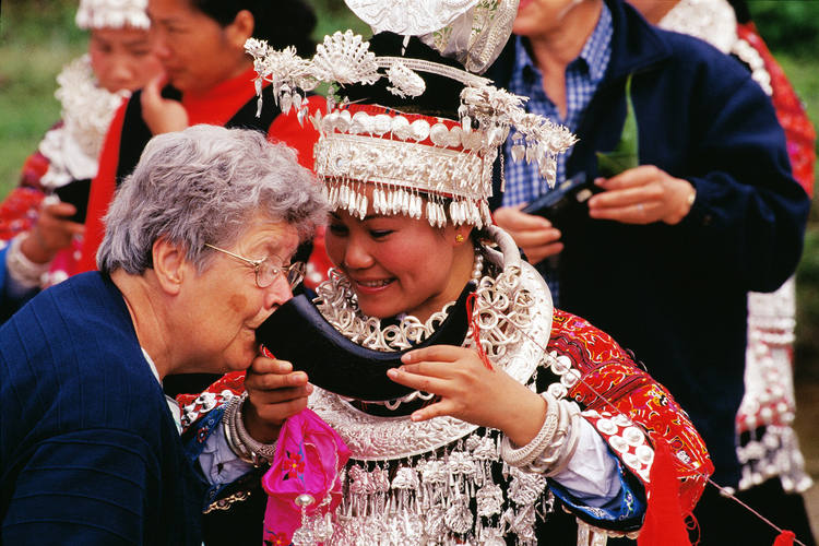 Es una costumbre Miao ofrecer a los visitantes vino de un cuerno.