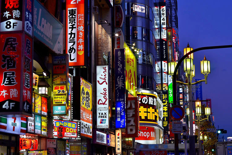 Escena nocturna en el distrito de Shinjuku