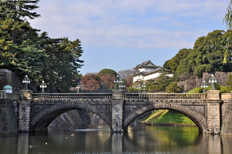 Un vistazo al palacio imperial sobre Nijubashi