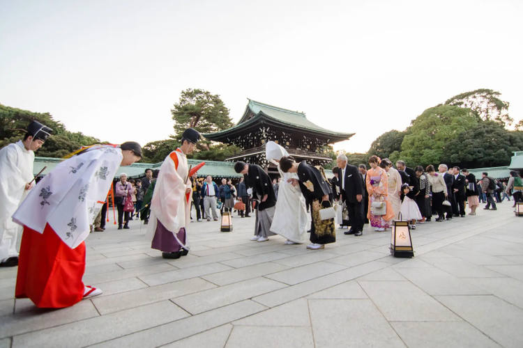 Una boda tradicional con el traje japonés en el santuario