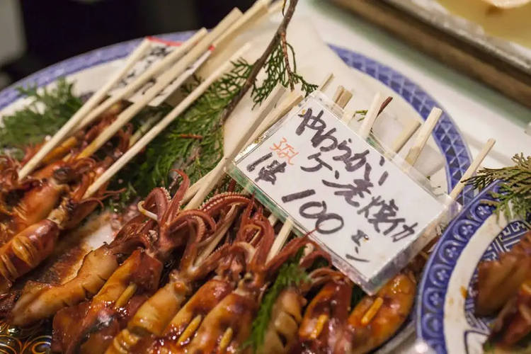 Brochetas de pulpo en el mercado de Tsukiji