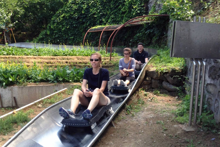 Bajar la muralla con tobogán